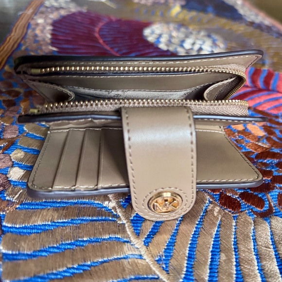 NWoT MICHAEL Michael Kors Tan Pebbled Leather Compact Wallet Missing Zipper Pull - Picture 5 of 7